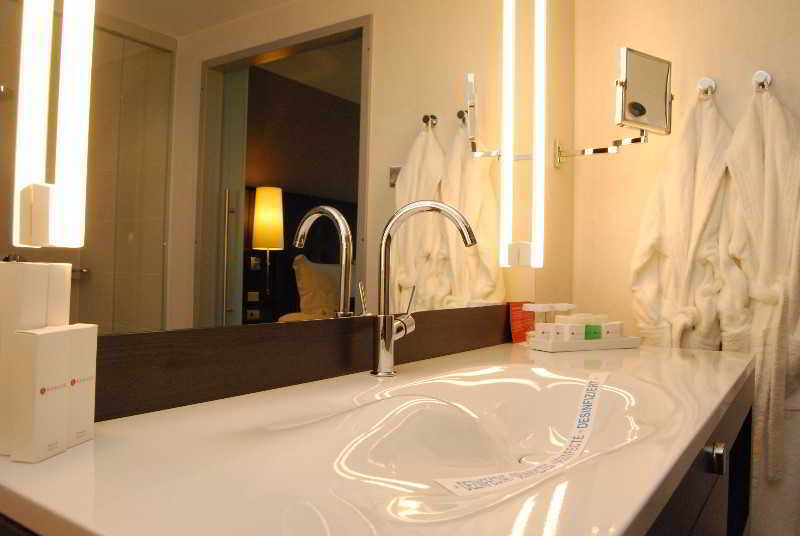 Hotel Ramada Питешти Экстерьер фото