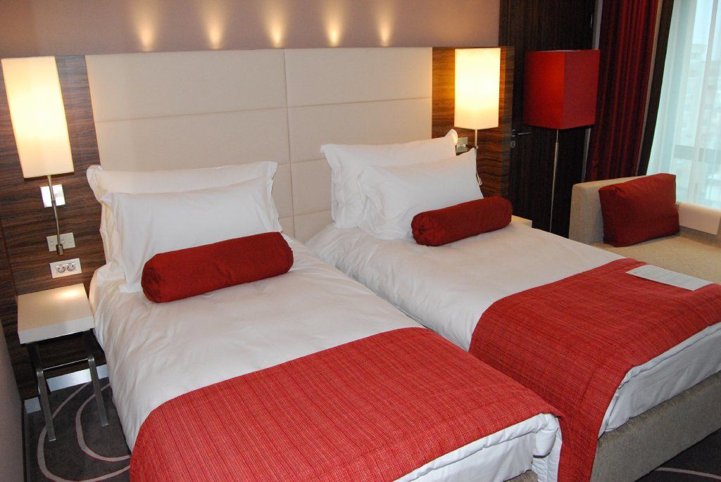 Hotel Ramada Питешти Экстерьер фото